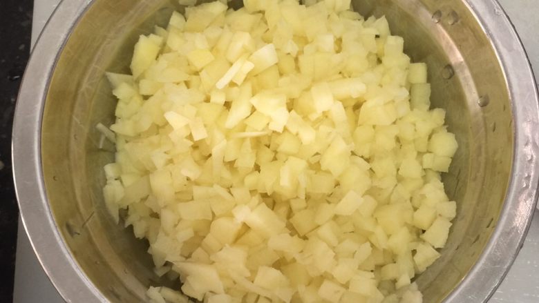 土豆煎饼,土豆切薄片、切丝、切丁,放锅里蒸20分钟