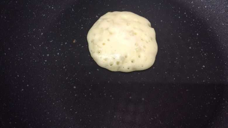 土豆煎饼,煎致饼上很多泡泡,都破了,表面看起来像快熟的感觉再来翻饼