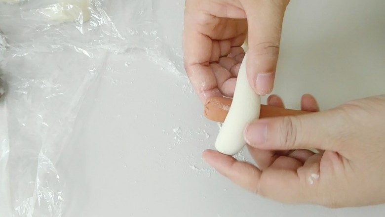 棒棒狗,取一根香肠,开始缠绕。