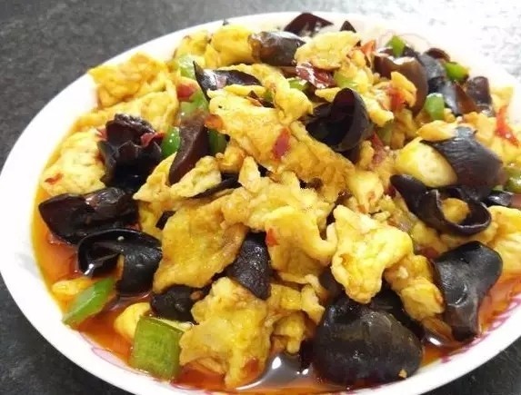 宫保鸡蛋,这道宫保鸡蛋做好后有点微辣,但非常开胃,鸡蛋香软嫩滑,酸甜香辣,口感别具一格,是一道很不错的下饭菜,大家不妨试试