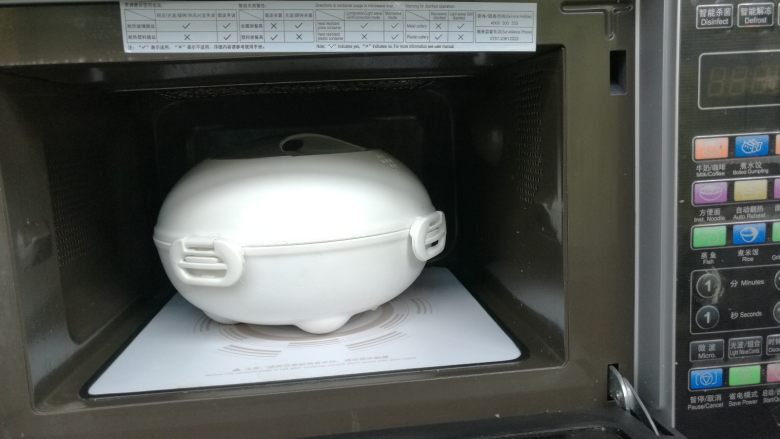 宫保鸡丁盖浇饭,我用微波炉做的,放进微波炉专用容器,大火加热12分钟,听到“叮”的声音后,不取出再焖5分钟。