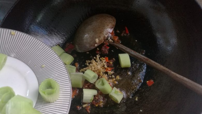 宫保鸡丁盖浇饭,灵气股,油热加入葱姜爆香,翻炒两下,下入鸡丁。