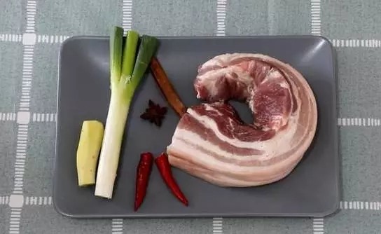 可乐红烧肉,肉一定要选择带皮的才好吃,最好选择一层夹一层的精品<a style='color:red;display:inline-block;' href='/shicai/ 428'>五花肉</a>,这样吃起来口感会比较好