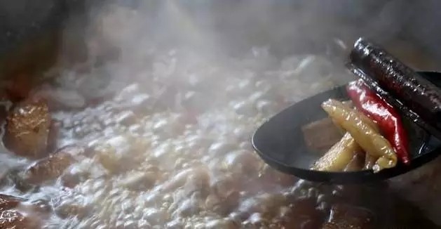 可乐红烧肉,时间到后开盖,小火焖煮30分钟后的汤汁已经不多了,挑出里面的葱、姜、辣椒等配料,加盐(盐不要加太早,加早了肉不容易烂,高压锅煮的例外,可以先加盐)