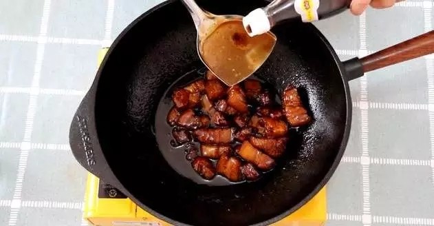 可乐红烧肉,淋上一点醋(第一次加醋是为了使肉容易烂,第二次加醋是为了提味)