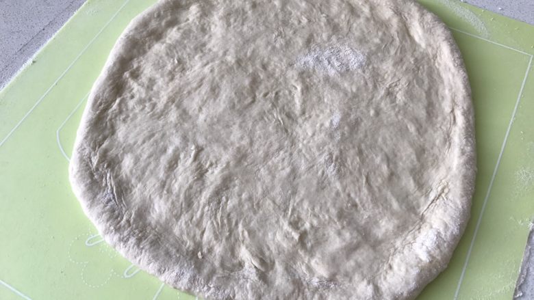蘑菇披薩,這個方法我是跟一個意大利大廚那學來的,他說真正的廚師做披薩餅皮都不用擀麵杖😂👍