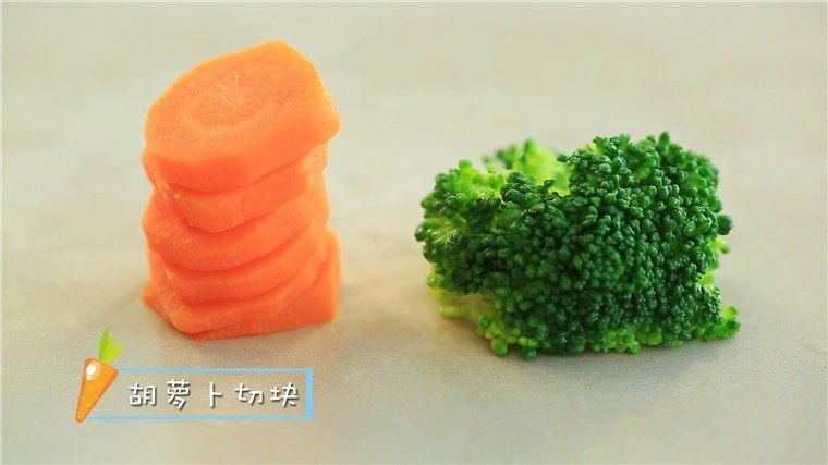 翡翠丸子,西兰花去根茎,胡萝卜切块。
