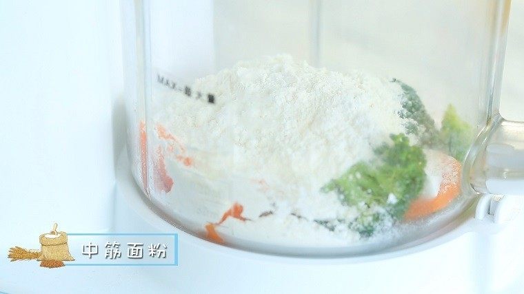 翡翠丸子,虾+西兰花+胡萝卜+面粉放入辅食机搅打成泥。
ps:焯过水的西蓝花和胡萝卜水分较多,不需要再加水咯~