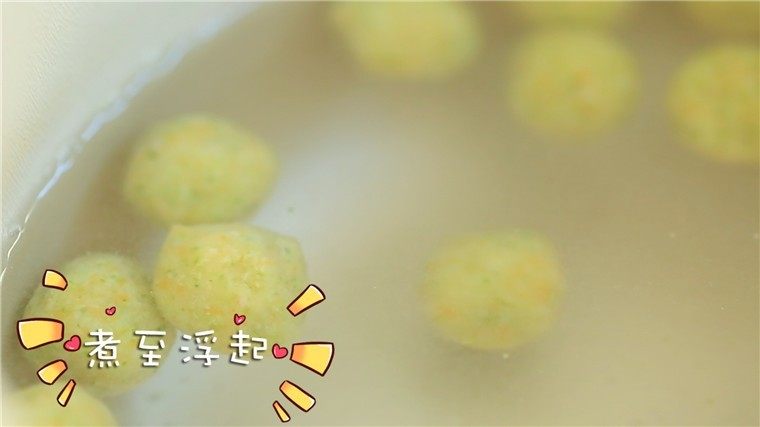 翡翠丸子,等虾丸浮起来就可以啦~~~
ps:如果丸子较大不易熟,需要煮至浮起后再加一次冷水,等再次浮起后就可以啦~