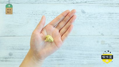 翡翠丸子,手上沾水,搓出虾丸。
ps:虾泥比较粘稠,手上沾水比较不容易粘手。