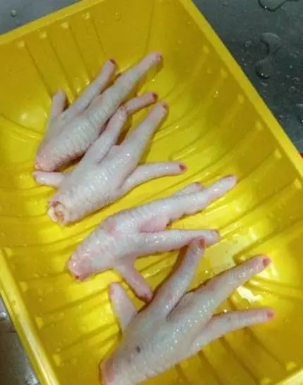 卤鸡爪,把鸡爪的指甲部分剪掉