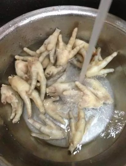 卤鸡爪,凉水洗干净备用