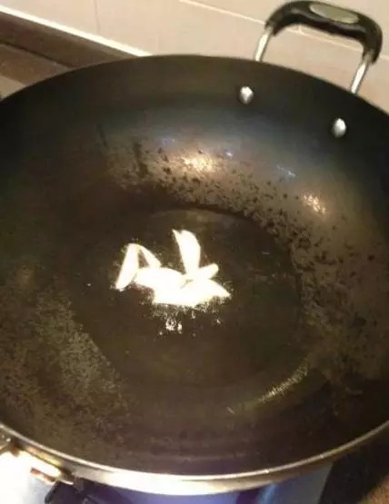 卤鸡爪,油下锅,爆香姜片