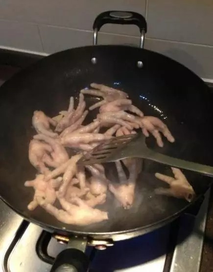 卤鸡爪,倒入鸡爪