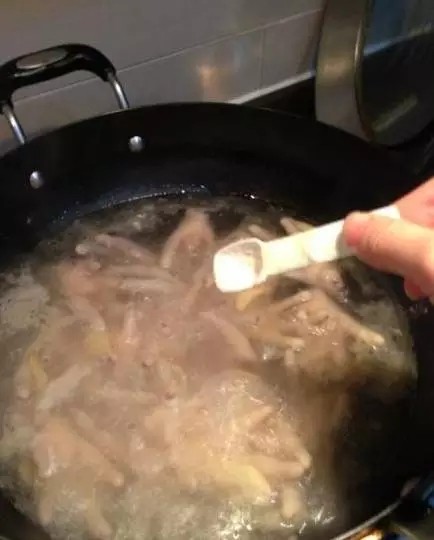 卤鸡爪,加盐适量(根据自己的口味)