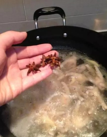 卤鸡爪,大料全部放入