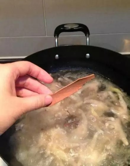 卤鸡爪,桂皮丢进去