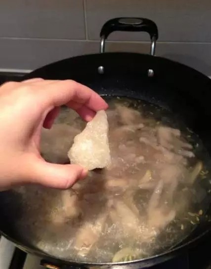 卤鸡爪,冰糖丢进去