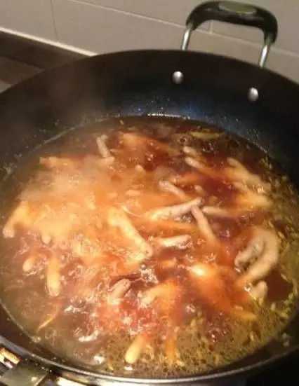 卤鸡爪,待锅中的汤汁沸腾