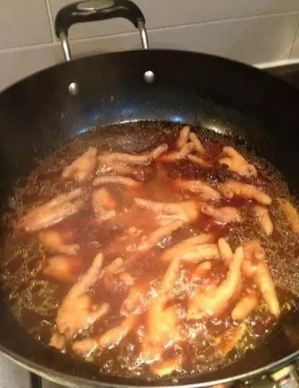 卤鸡爪,然后改中小火慢慢卤