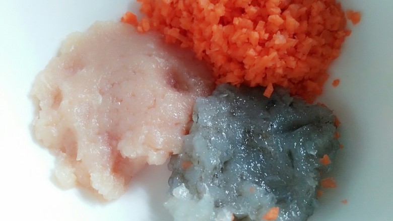 水晶虾饺,<a style='color:red;display:inline-block;' href='/shicai/ 25'>胡萝卜</a>洗净去皮切碎,鸡肉、虾分别切碎