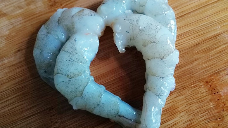 水晶虾饺,虾去皮,去虾线备用