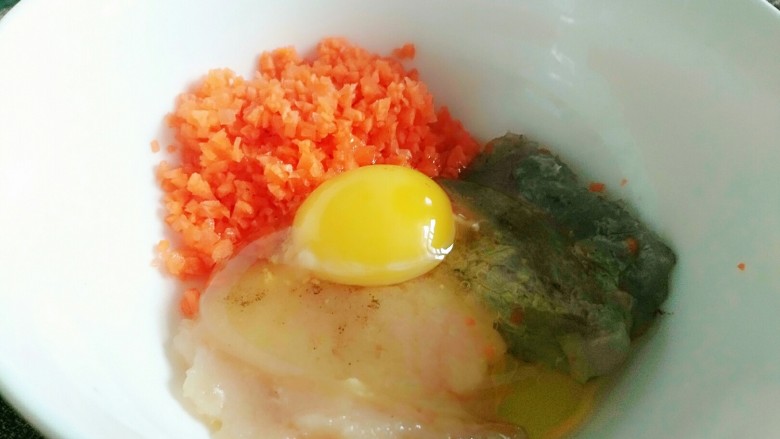 水晶虾饺,加入一个<a style='color:red;display:inline-block;' href='/shicai/ 9'>鸡蛋</a>,搅拌均匀,放冰箱冷藏