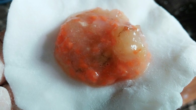 水晶虾饺,擀成面饼,包入适量的馅料