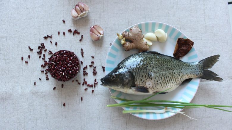 赤小豆鲫鱼豆腐汤-带带,准备好食材