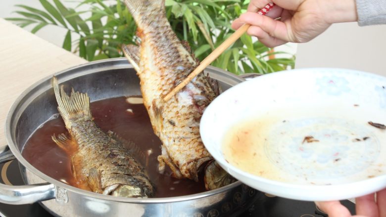 赤小豆鲫鱼豆腐汤-带带,将煎好的鲫鱼和煮好的赤小豆一起放入锅中(电磁炉,电炖锅都可以,不建议用气压的高压锅和电饭煲,因为中途无法开盖,高压锅功率大容易把鱼煮太烂)