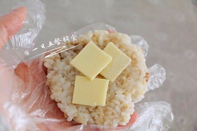 芝士蛋煎饭团, 小柚子的饭团,我在里面放的Emmental奶酪切成的片,包成圆形,跟我的三角形区别开来。