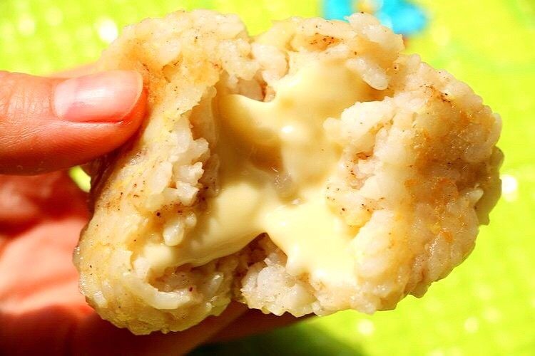 芝士蛋煎饭团,🌻小贴士:
1. 没有手套就用保鲜袋,直接用手很黏而且不卫生啊。
2. 喜欢吃锅巴的煎久一点。