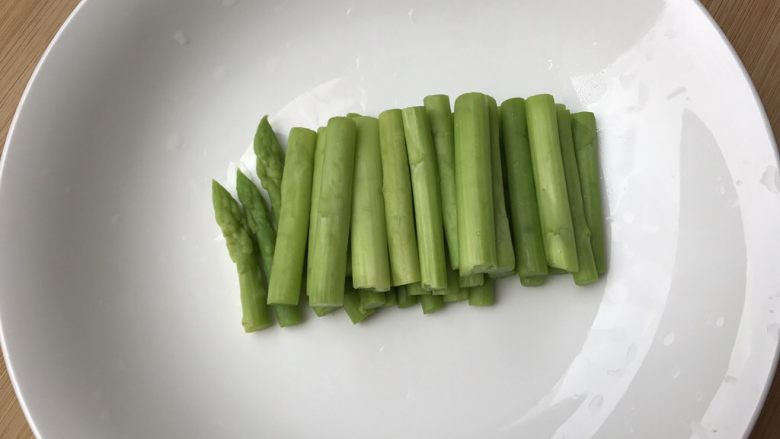 芦笋培根卷,芦笋焯水至断生即可,不宜太久
然后捞出来切段备用