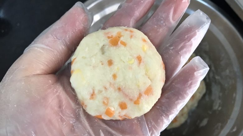 土豆泥煎饼,抓一团面,揉圆压扁