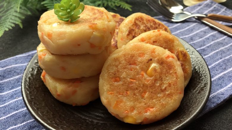 土豆泥煎饼,外层脆香,内层软绵细腻,早餐来一个非常不错!
