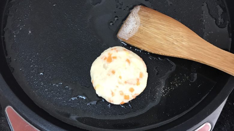 土豆泥煎饼,放进电饼档煎