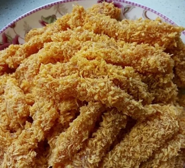 炸鸡柳,全部鸡肉条做好,装在一个盘子里备用