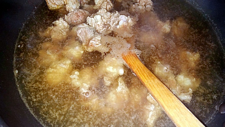 萝卜炖牛腩,水开后,放入牛腩焯水