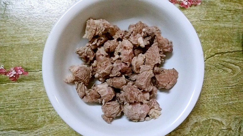 萝卜炖牛腩,牛腩焯水后,捞起来,用水冲洗干净,沥干水分