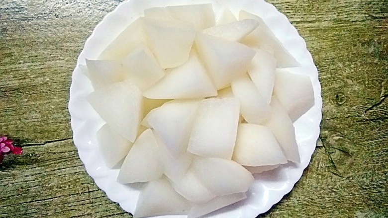 萝卜炖牛腩,白萝卜捞起来,沥干水分