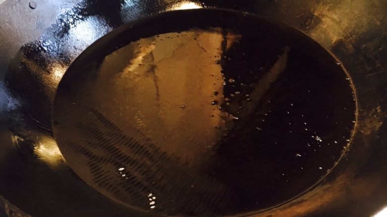 韭菜小圆子,开大火置锅,锅热后放入大量的油,当油的表面有波纹动时,改中小火,准备炸小丸子。