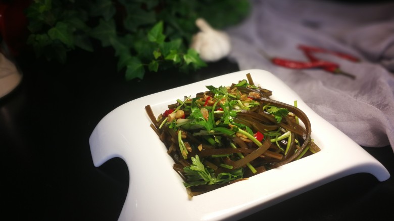 凉拌虾皮海带丝,喜欢凉的,放凉了冷藏后再吃即可。