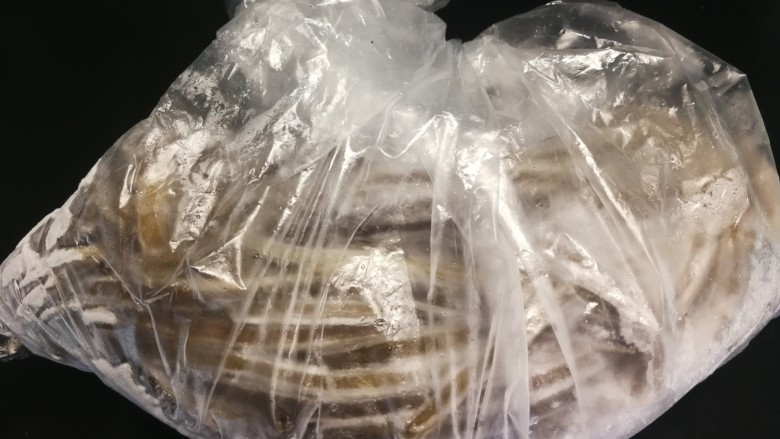 凉拌虾皮海带丝,海带泡好后边缘切掉改块留做煲汤。中间部分切丝分装冷冻,随用随取。想更节约时间的话冻之前煮熟放凉冷冻分装。
