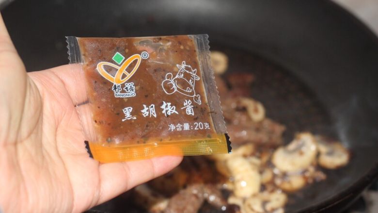 牛排石锅饭,再加入黑胡椒酱