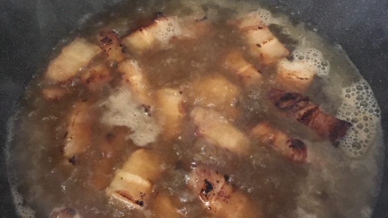 不过油不焯水的红烧肉,锅里加入热水,水量没入肉块