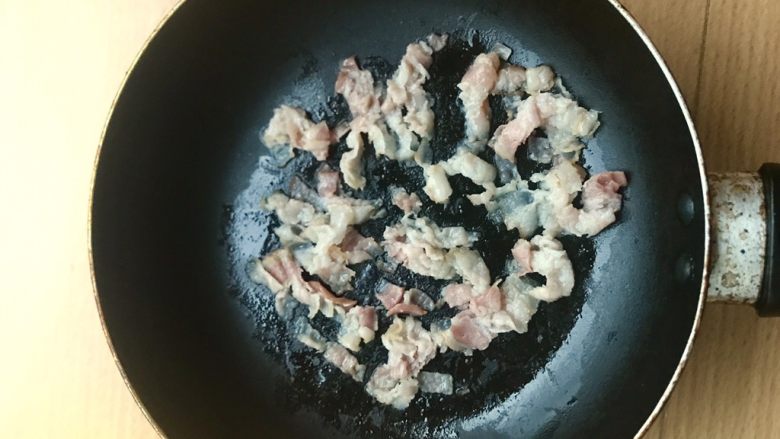 土豆苹果炖饭,开小火,不用放油!煎培根,待培根肥的部分透明就可以捞出来待用。不要洗锅!培根煎出来的油有用!