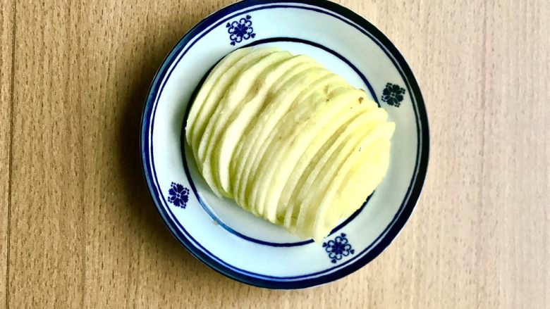 土豆苹果炖饭,半个苹果切片或者切丁都行,因为是要榨汁的,切小一点容易榨。((⁎⁍̴̛ᴗ⁍̴̛⁎)早午餐用一个。)