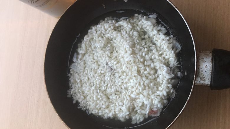 土豆苹果炖饭,加入酒,最好用花雕酒,黄酒或者料酒。我手头没有只能用啤酒代替。((⁎⁍̴̛ᴗ⁍̴̛⁎)早午餐请尽量用米酒,增加甜味。)