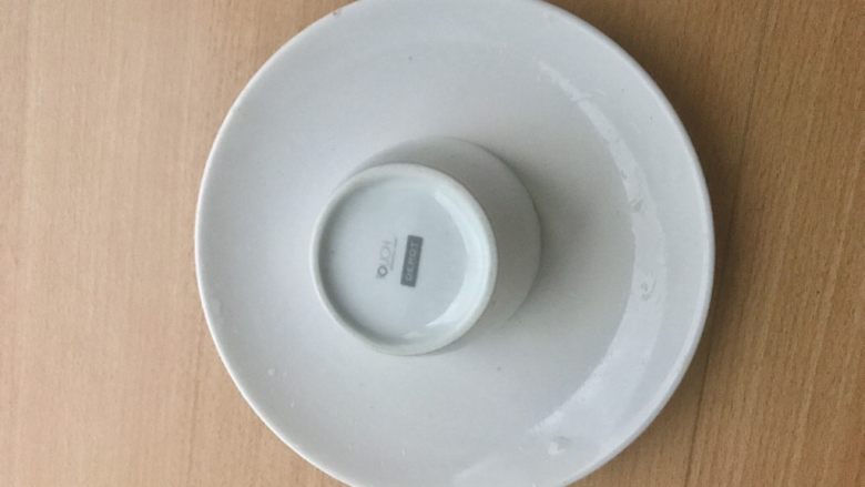 土豆苹果炖饭,(追求造型的看这里,不追求的跳过)将盘子放在小碗上面,然后翻过来,形成倒扣。将小碗慢慢拿起就出现形状规整的炖饭了。