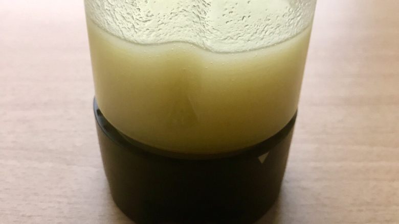 土豆苹果炖饭,榨完汁刻度基本到达200ml,就差不多了,放一旁待用。